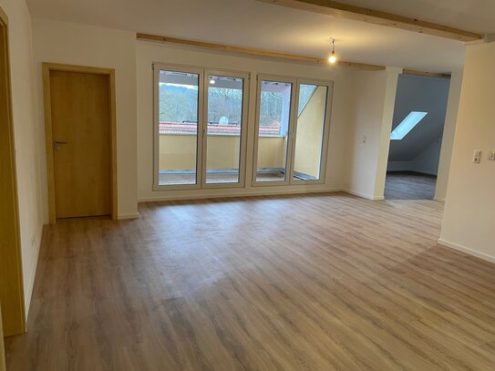 Erstbezug mit Balkon: Freundliche 3,5 - Zimmer-Wohnung in Rügland