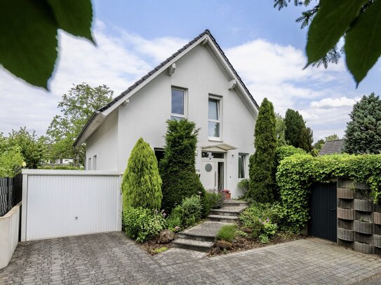 Ihr neues Zuhause: Lichtdurchflutetes Architektenhaus mit Garten und Wellnessbereich