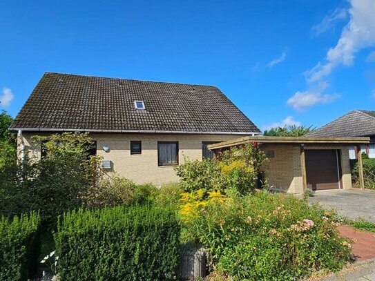 Vollunterkellertes Einfamilienhaus mit großzügiger Raumaufteilung, Garage und Carport