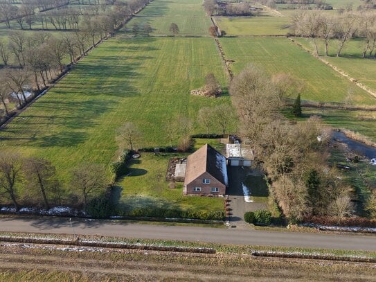 Älteres Einfamilienhaus in traumhafter Stadtrandlage mit Blick über Wiesen und Felder