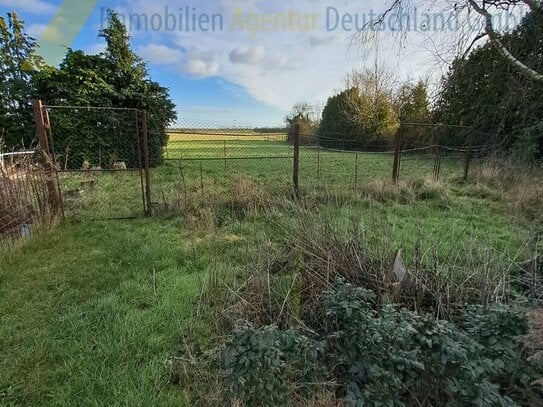 Einfamilienhaus mit umfangreichen Nebengebäuden auf 8500m² Grundstück.