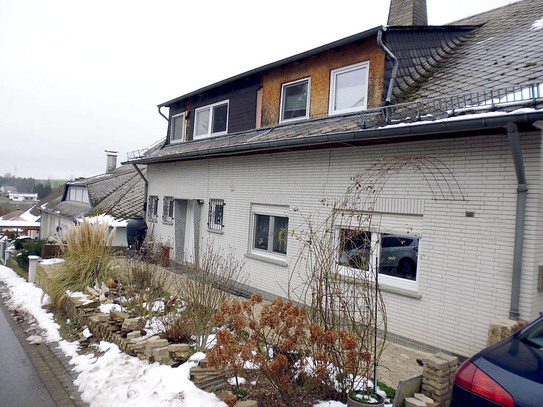 Gepflegtes Drei-Familienhaus mit Wintergarten, Dachterrasse, Balkon und Garagen in ruhiger Lage