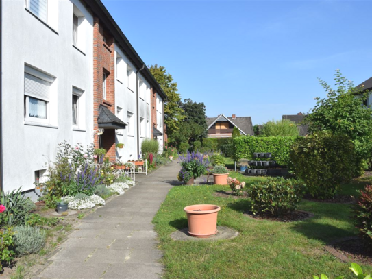 Solide Obergeschosswohnung mit Balkon in Lahausen!