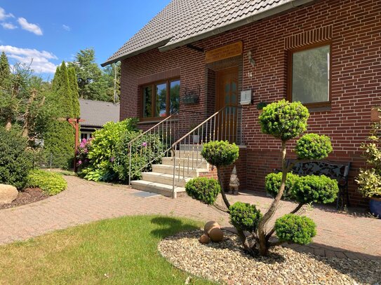 Einfamilienhaus mit großer Werkstatt und liebevoll gepflegtem Garten.