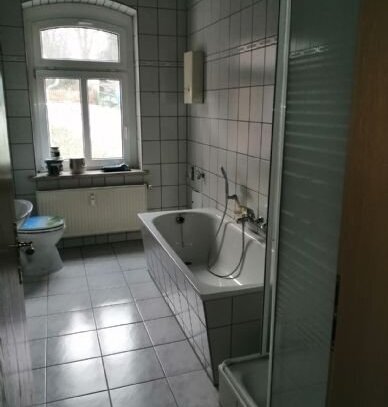 Zentral gelegene 2-R-Wohnung mit gutem Zuschnitt_Bad mit Wanne/Dusche