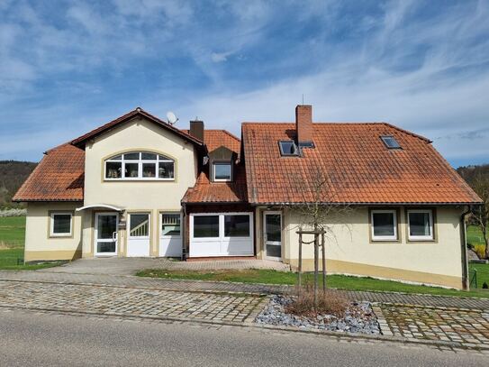 Gepflegtes Mehrfamilienwohnhaus mit Gewerbe und großem, sonnigen Garten in toller Lage von Unterschleichach