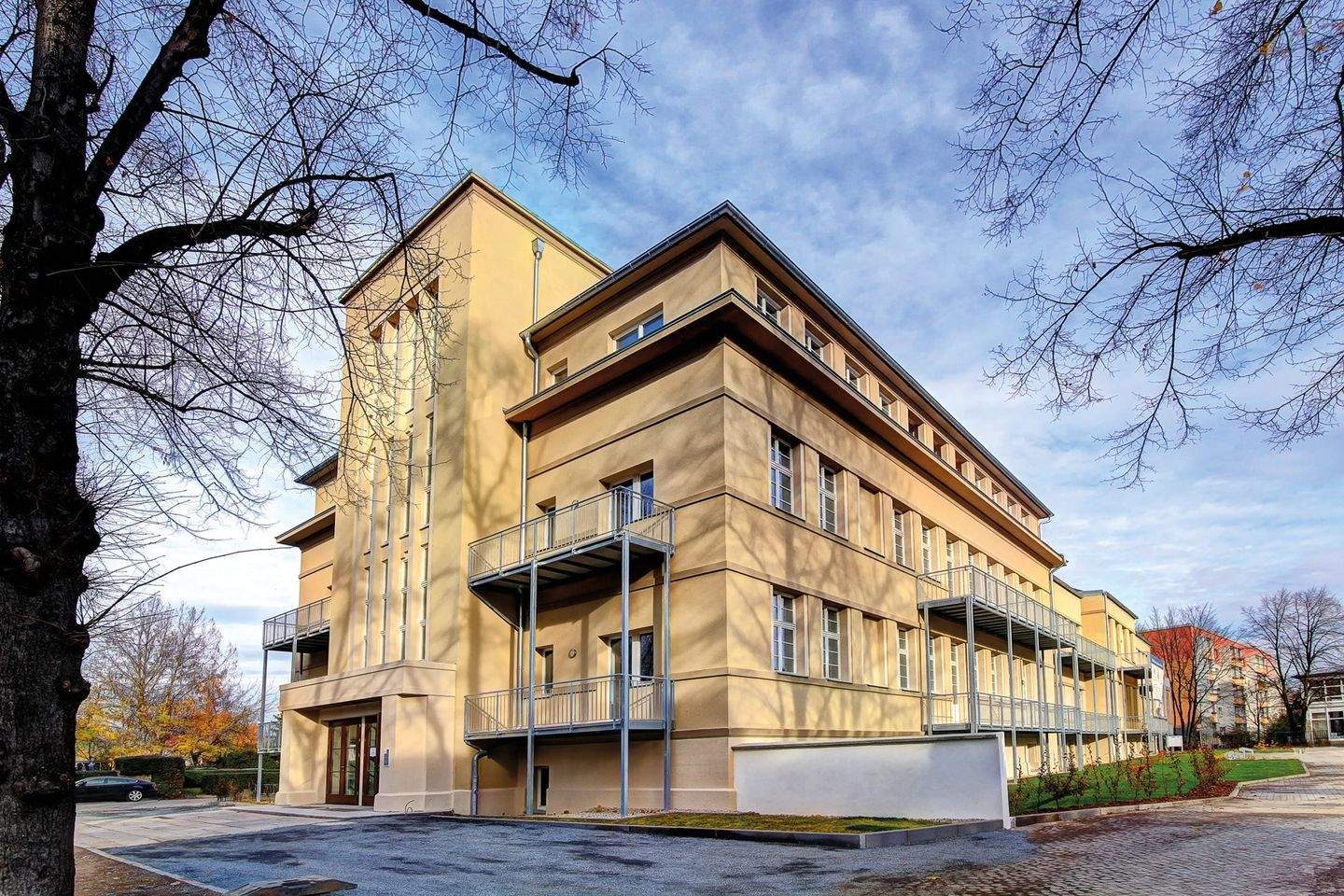 Aus Klassenraum wird Wohnraum - EBK, Balkon + FBH