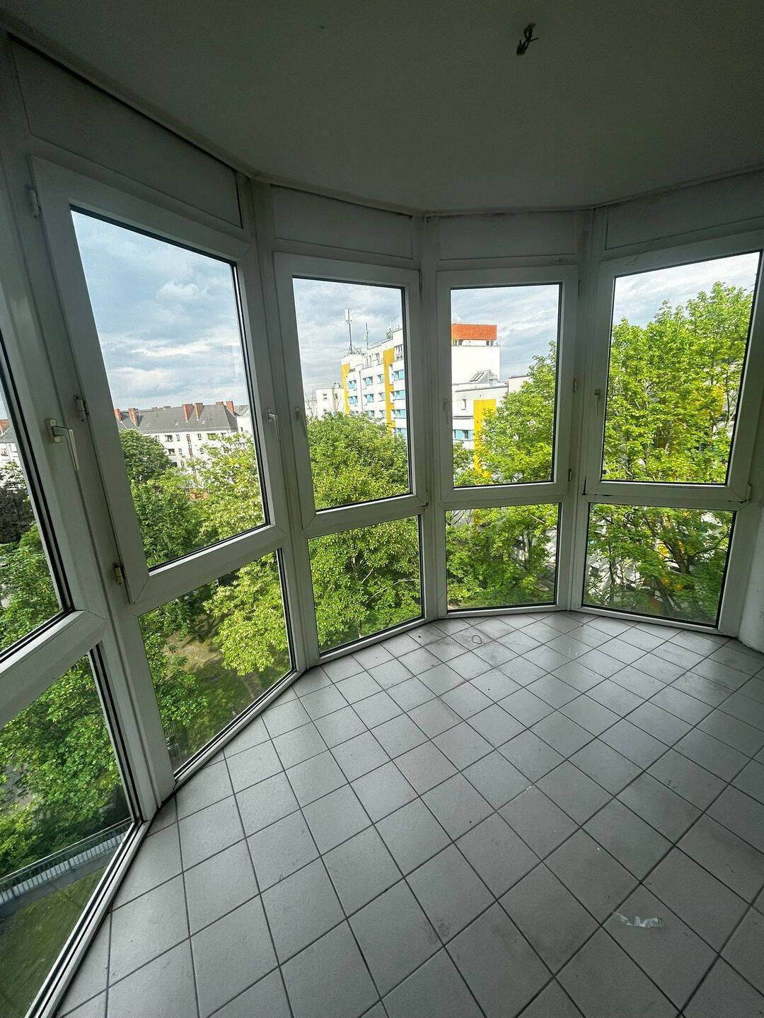 Renovierngsbedürftige 4 Zimmer Wohnung *Balkon / Wintergarten zum Innenhof *Wannenbad mit Toilette *Dusche mit Toilette *Aufzug *Keller - Foto 1
