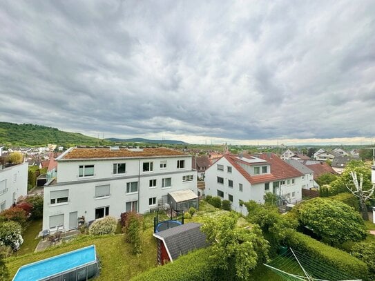 Traumhafte Aussicht über Weinstadt! 3 Zimmer Wohnung mit Balkon und Garage!