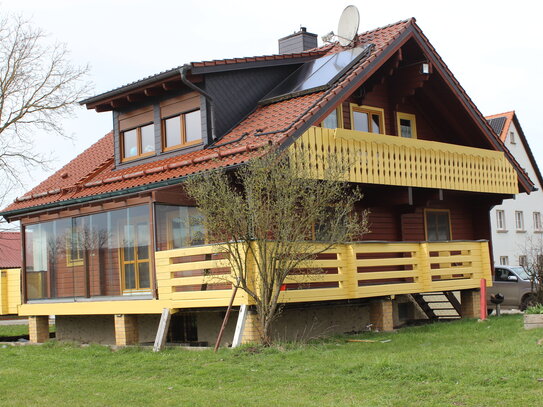 holzhaus mit Aussicht in wald und flur