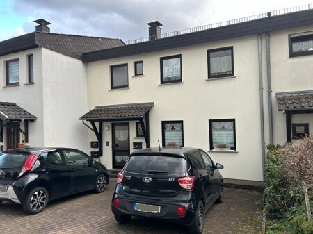 Gepflegtes Dreifamilienhaus mit Garten, Stellplätzen und Fernblick in schöner Sackgasse in Püttlingen - Köllerbach