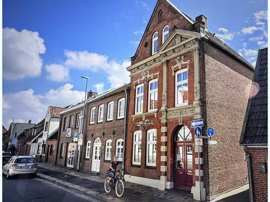 Husum Zentrum: Historisches STADTHAUS MIT FLAIR mit Südbalkon wenige Schritte zur Innenstadt/ Hafen!