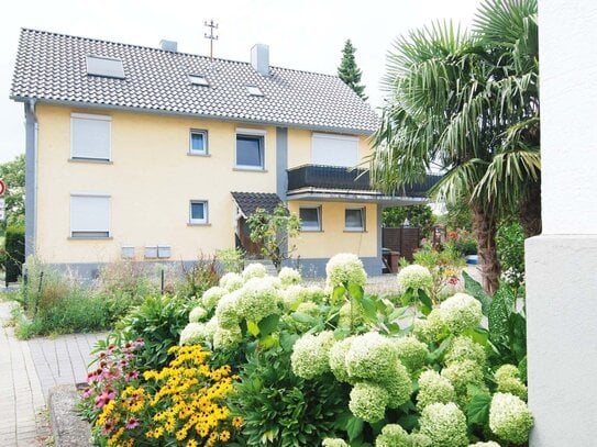 Gute Kapitalanlage - 3 Familienhaus mit bezugsfreier 3 Zimmerwohnung, 2 Garagen, 1 Carport, 2 Stellplätze