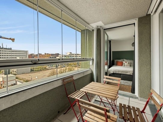 Modernes Zimmer mit Balkon und toller Aussicht im Coliving Apartment in München