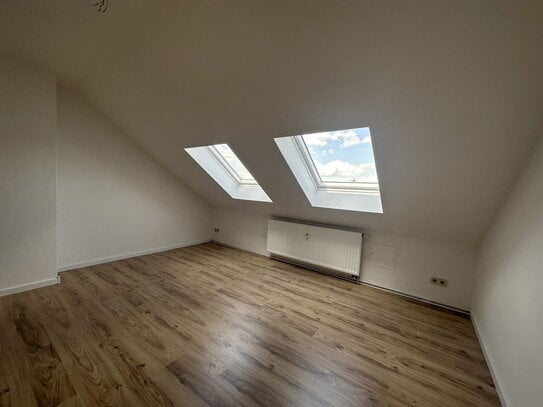 **Frisch sanierte, geräumige Dachgeschosswohnung - 3 Zimmer auf 65m²**