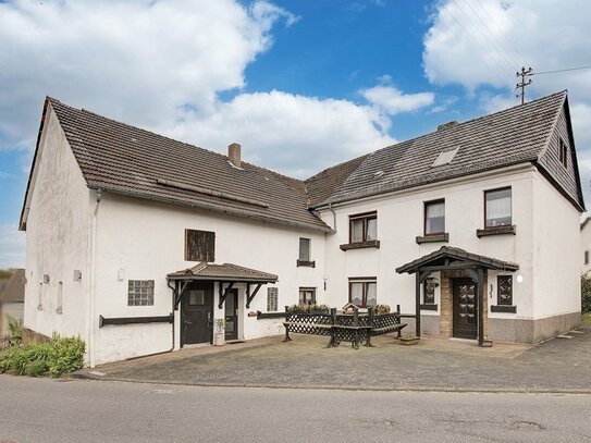 Ehemaliges Bauernhaus mit angrenzenden Stallungen und geräumigem Nebengebäude!