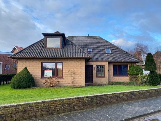 Zweifamilienhaus mit Garage und kleinem Garten