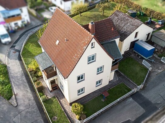 Großes Wohnhaus mit schönem Garten und Nebengebäude mit Garage in Weidach!