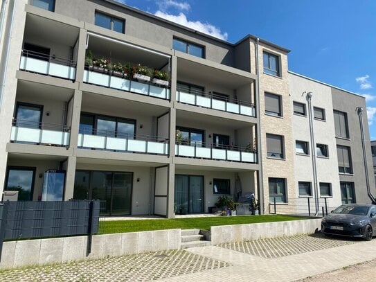 Neubau mit Fernwärme: 3,5 Zi.- mit Terrasse / Balkon - Aufzug-Gäste-WC-Tiefgarage