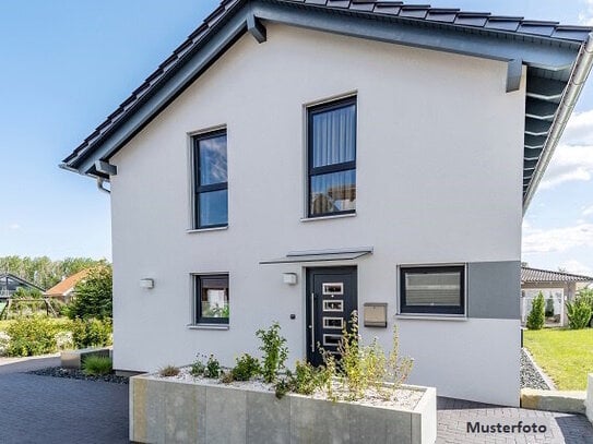 Einfamilienhaus, Garage, Gartenland