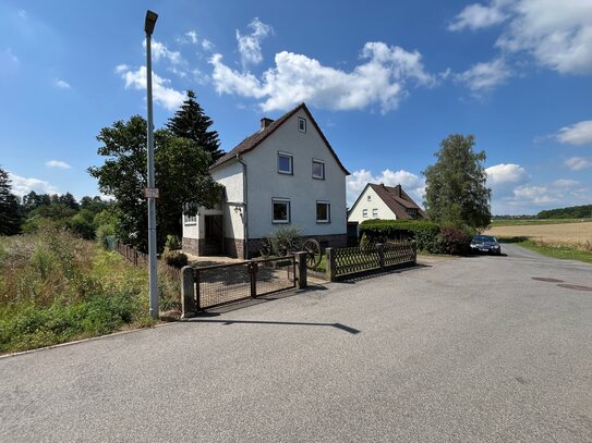 Bildschön wohnen unmittelbar am Erholungsgebiet Goldbergsee: Teilsaniertes EFH mit idyllischem Gartengrundstück, Garage…