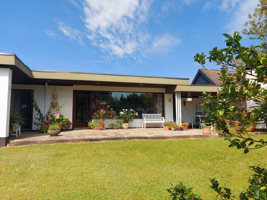 Bungalow mit Garten, ausgebautem Keller und Doppelgarage in ruhiger Lage