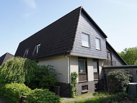 * Architektenhaus mit großem Dachstudio * - DHH mit Teilkeller u. Garage in Burgdorf/Weststadt