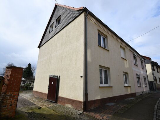 Große Doppelhaushälfte mit schönem Garten am Rande von Greppin