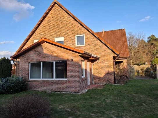 Schöne Erdgeschosswohnung mit Terrasse und Garten