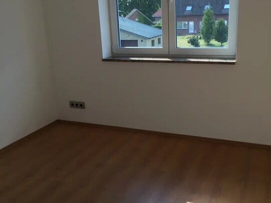 Lichtdurchflutete, ruhige 3-Zi-DG Wohnung in 6-Fam-Haus mit großem SW-Balkon