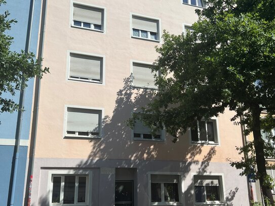 2-Zimmer Wohnung, 52 m², mit schönen Balkon und Keller, 10 Meter zur U1 Maffeiplatz.