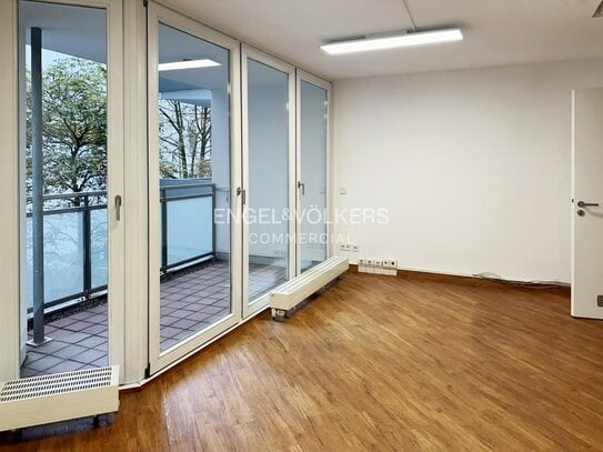 Ein neues Büro mit Balkon