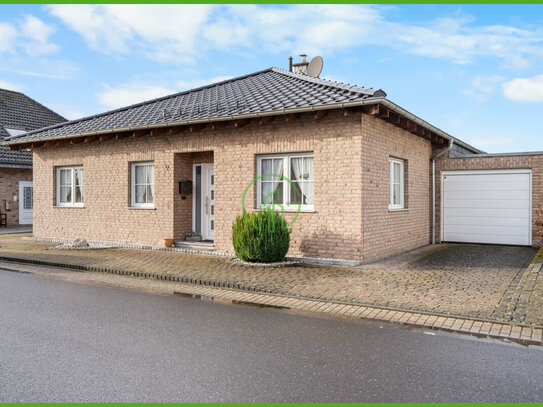 # INDEN/ALTDORF # Alles auf einer Ebene: Bungalow mit zwei Garagen und weiteren Extras.