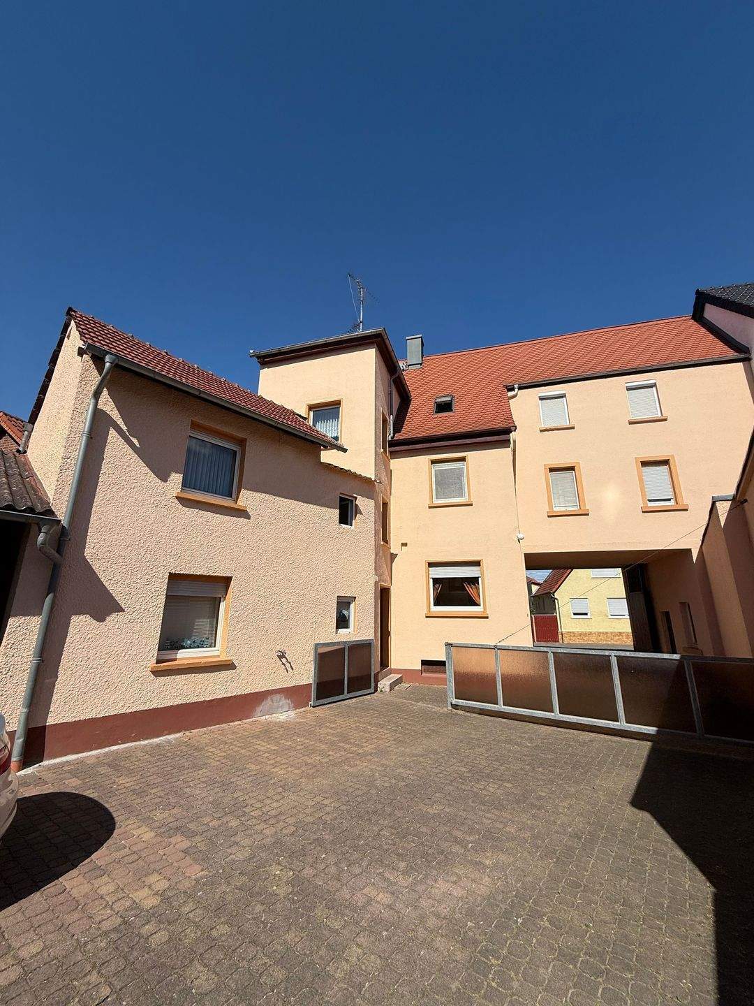 Immobilie in Trebur - Charmantes Dreiparteienhaus mit Scheune und großem Garten in Geinsheim - Bild 0