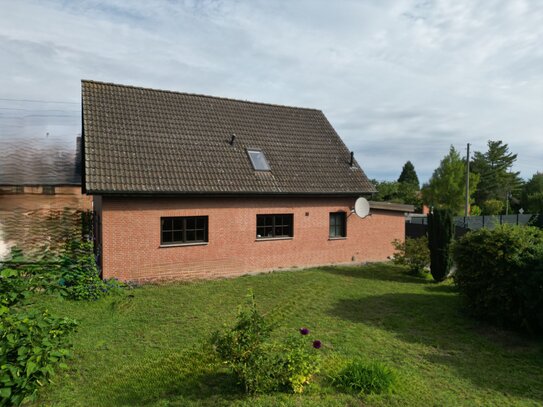 Möbliertes Einfamilienheim - schönes & massives Holzhaus mit Garten