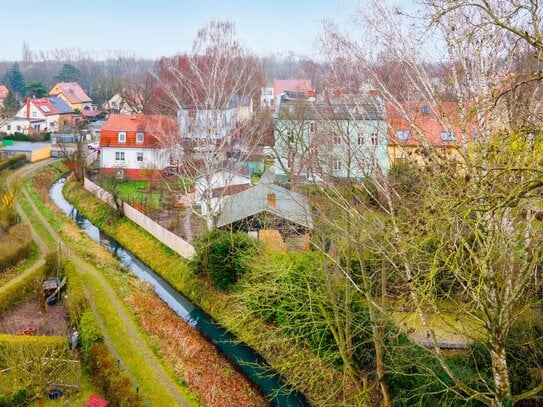 Am Kanal & bahnhofsnah, für Einfamilienhaus/Bungalow: Erschlossenes Grundstück in Altglienicke