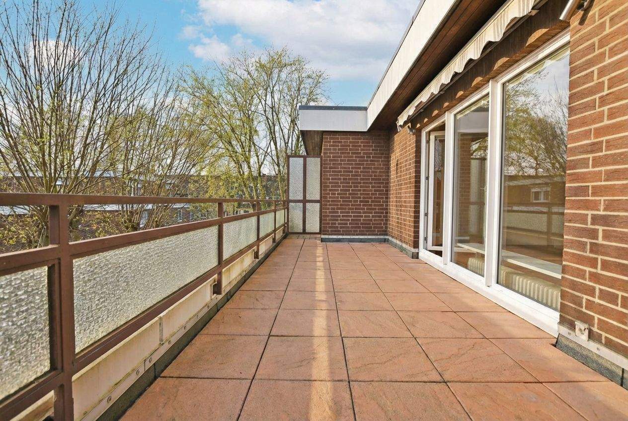 Renovierungsbedürftige Endetage in ruhiger Lage Lokstedt mit großer Dachterrasse & Tiefgarage