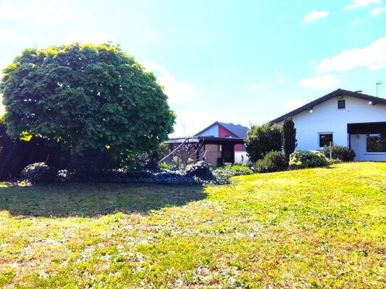 Großes Grundstück, Ackerland und Einfamilienhaus mit Terrasse am ruhigen Ortsrand!