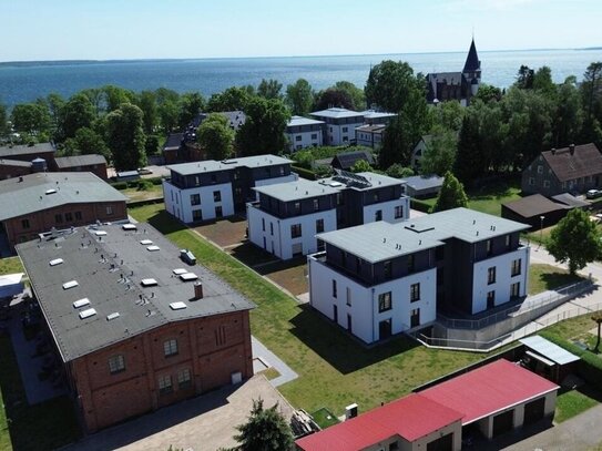 Erstbezug - hochwertig ausgestattetes 2-R-Appartement mit ca. 24 m² Dachterrasse & Tiefgarage an der Müritz (ca. 250 m)