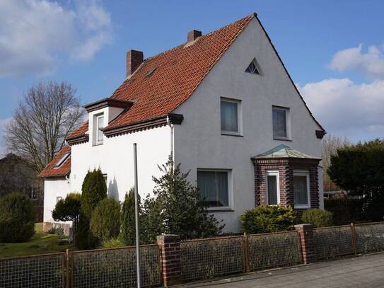 * Einfamilienhaus mit großzügigem Grundstück * - sanierungsbedürftige Immobilie in Uetze/Dollbergen