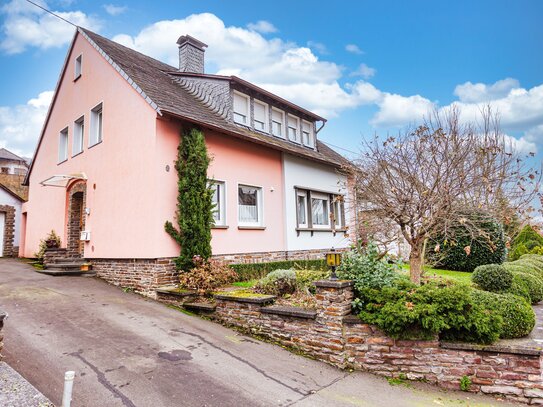 Großzügiges Einfamilienhaus mit schönem Garten und Garage in attraktiver Lage von Bullay