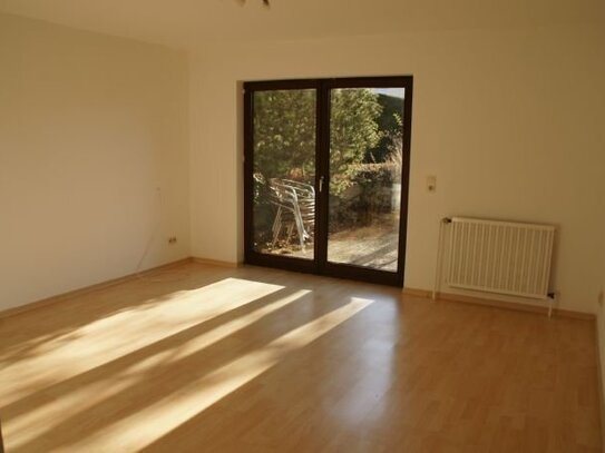 Helle 2-Zimmer-Wohnung (Souterrain) mit Terrasse in Höpfigheim