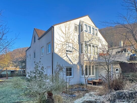 Mehrfamilienhaus in schöner Hanglage - zwei Wohnungen frei