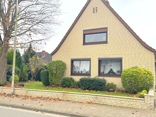 Ruhige Lage! Stickgras- 1-2 Familienhaus -sep. Whg.OG ca. 230 m² 600m² Grundstück,neue Heizung, neue Einfahrt!Garage...…