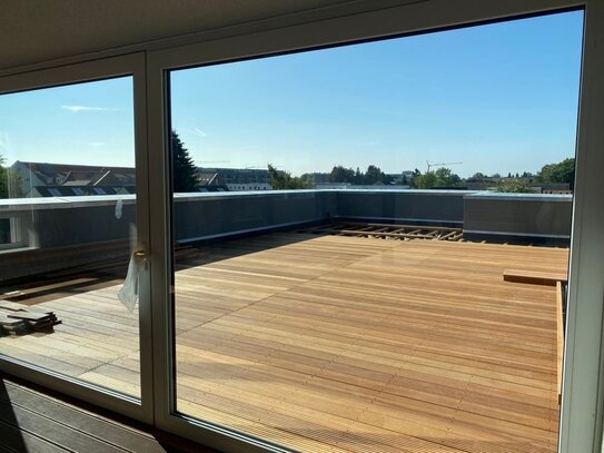 Mit Weitblick nach Süden: 3,5 Zi.-PH-Wohnung mit Summergarden und großer Dachterrasse