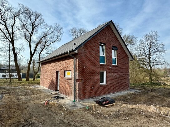 Erstbezug: Innovatives Einfamilienhaus mit Einliegerwohnung/Homeoffice und Carportstellplatz