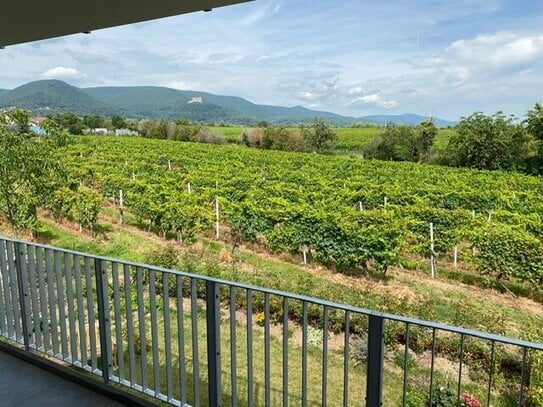 Attraktive Neubau Wohnung, mit Ausblick über die Weinberge bis zum Hambacher Schloss, + Lift 2 TG!