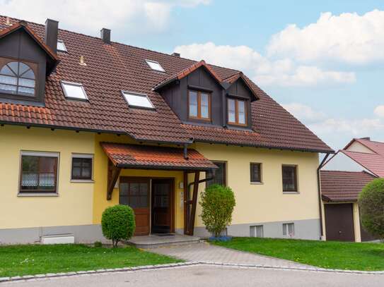 Helle 2,5-Zimmerwohnung mit 2 Gartenanteilen im modernen Mehrfamilienhaus