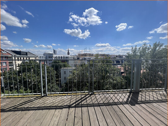 Wunderbarer Blick über die Dächer, sensationelle 3 Raumwohnung mit großem Balkon in zentraler Lage