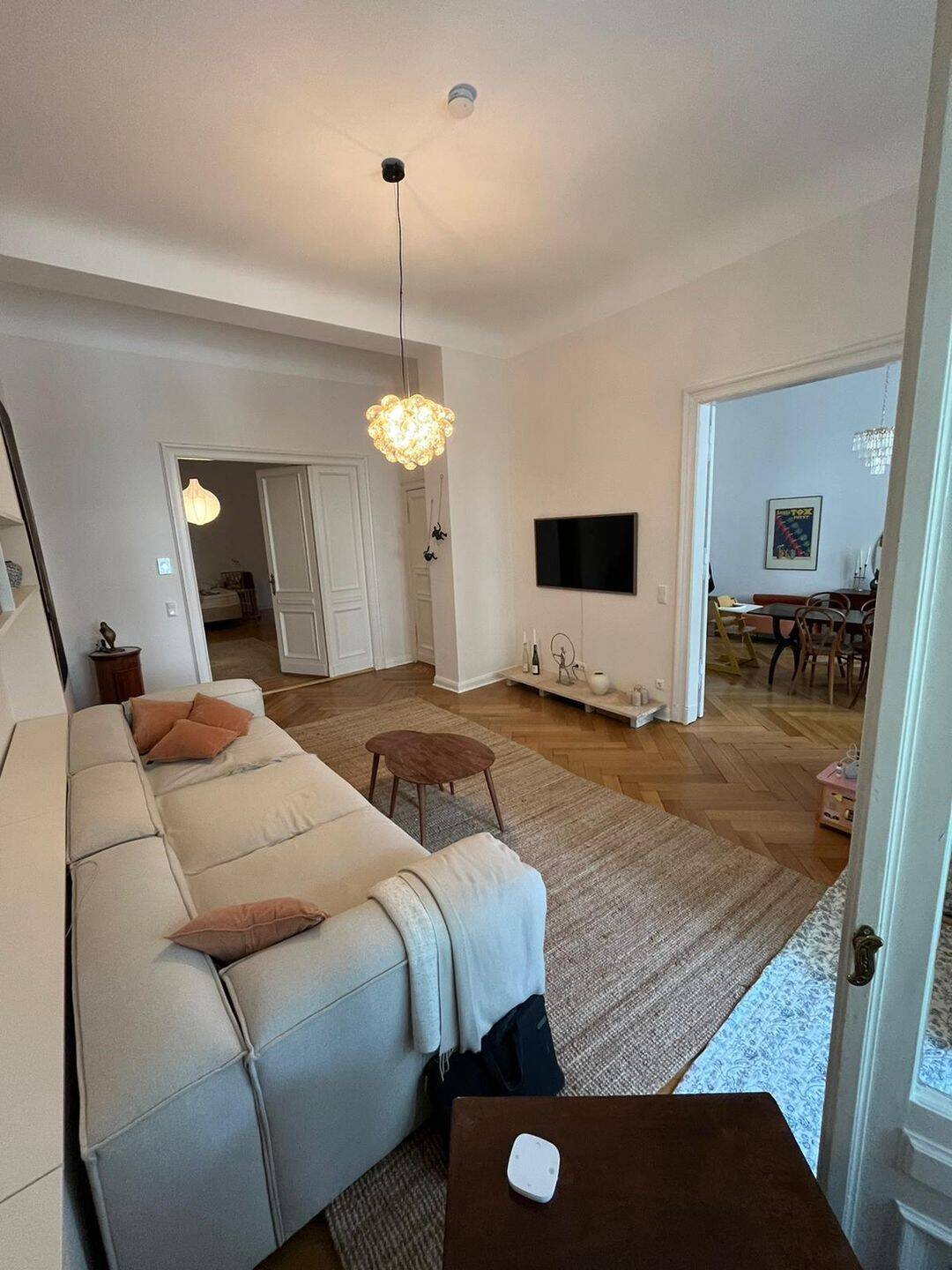 Großzügige 3-Zimmer-Altbauwohnung mit Wintergarten (teilmöbliert) - Photo 1